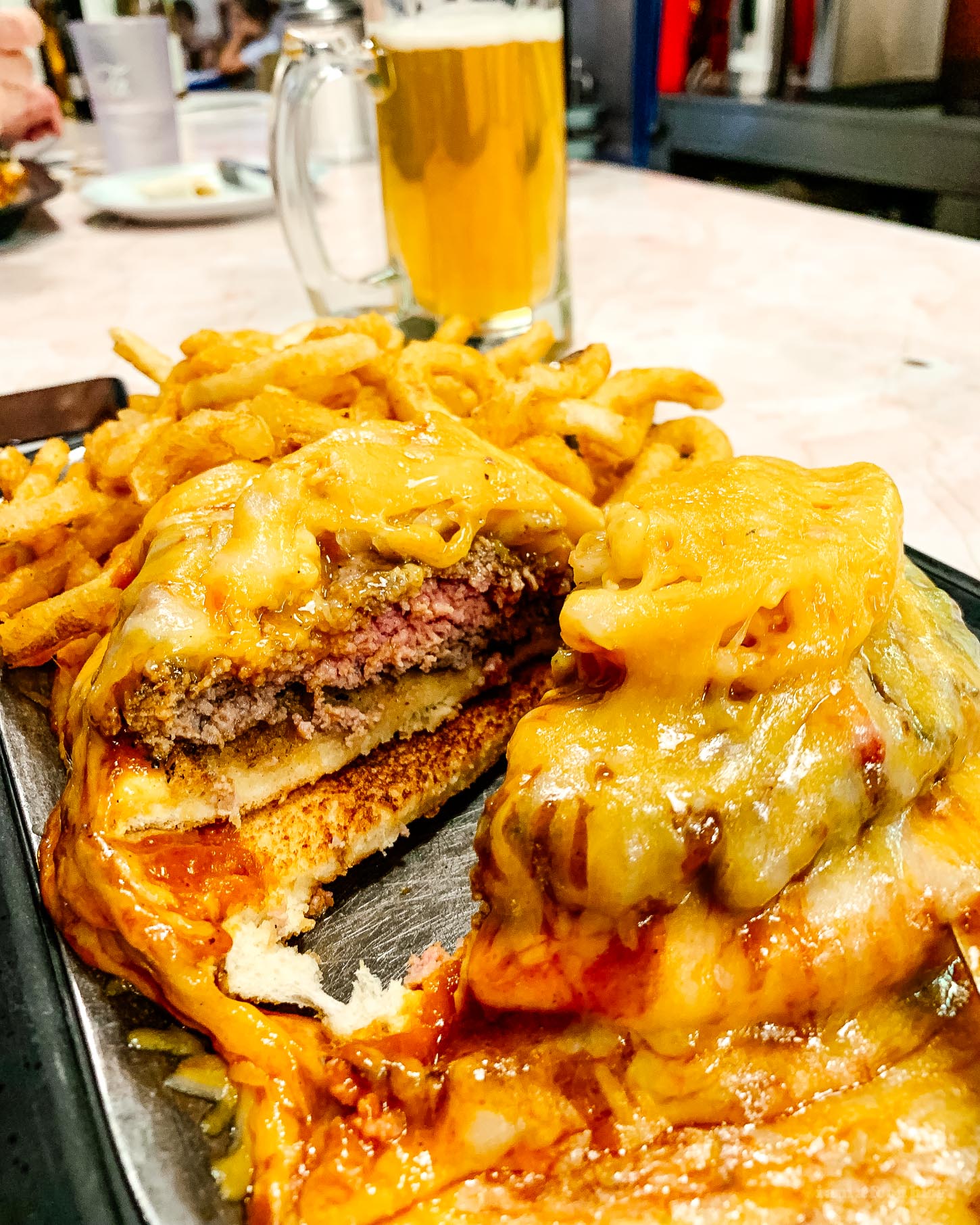 We went on the search for the best green chile cheeseburger in New Mexico #travel #newmexico #greenchile #greenchilecheeseburger #wheretoeat #wheretoeatnewmexico