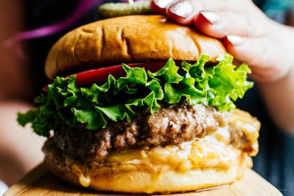 Make the ultimate burger: the juicy lucy. Juicy beef patty stuffed with melty gooey cheese. #burger #recipe #easy #dinner
