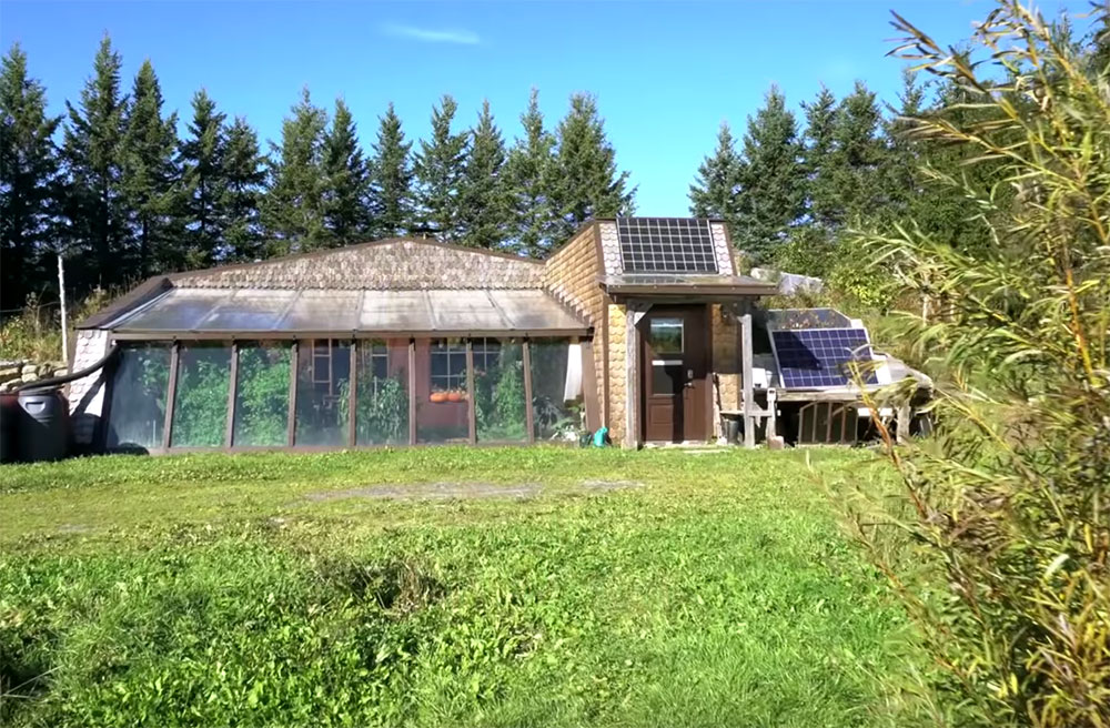 Off grid earthship