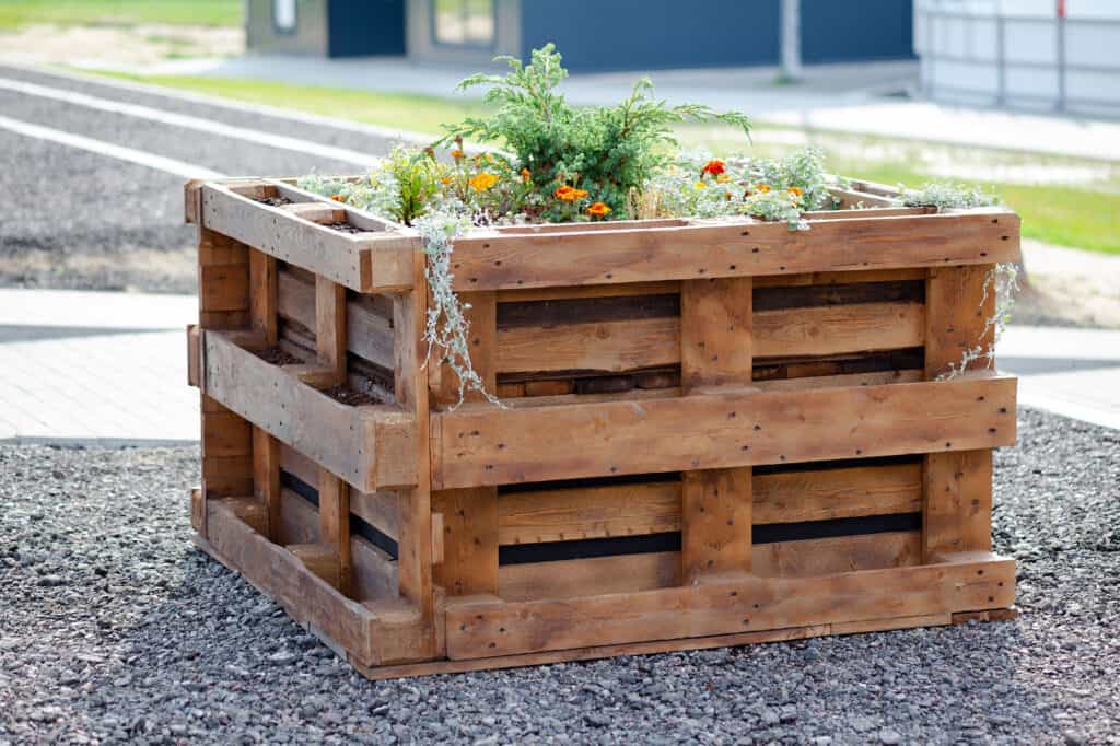 pallet raised garden bed